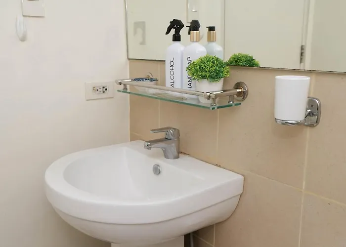 2br Luxe In Bgc High Street With Pool Access *