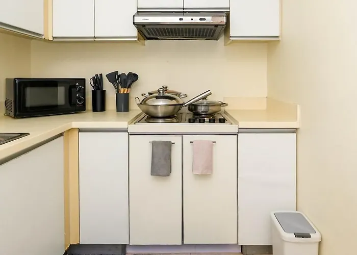 2br Luxe In Bgc High Street With Pool Access *